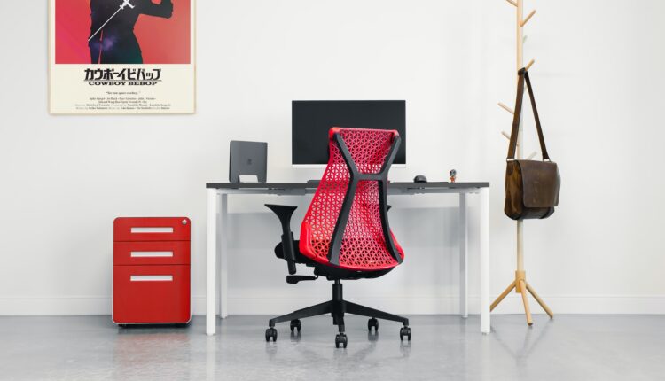 Tips To Choose The Best Chairs and Desks for The Workplace